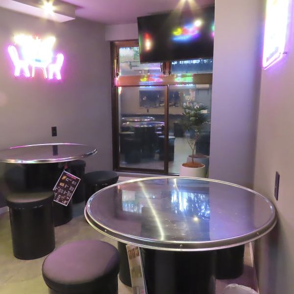 豊富なお料理と多彩なドリンク！アットホームな空間で楽しくお食事ができます！最大16名様まで貸切パーティも可能です！お誕生日会や会社宴会などにも是非ご利用ください！お席に限りがあるため、ご予約はお早めに！