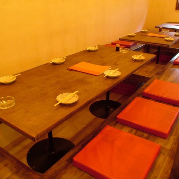 The restaurant has a calm atmosphere based on wooden tables and red.Cute and popular with women! The warmth of wood is a cozy space ♪ You can enjoy from a small number of people to a large number of people! It is an OK digging seat for 2 to 23 people, chartered [30 people] Please use it for various scenes ♪