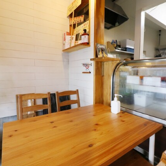 【デートや女子会にも最適◎】当店では４名様用のテーブルが３卓、２名様用のテーブルを２卓、完全個室の部屋もご用意しております！女子会コースや、スタンダートコースといった、各宴会に合わせた飲み放題付きのコースもご用意しており、ゆったりとした空間で、特別なひと時をお楽しみいただけます♪