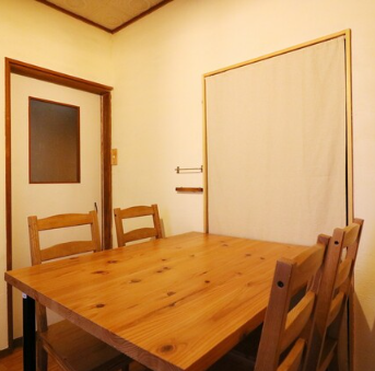 【アットホームな空間◎】当店では皆様がお気軽にご来店いただけるように、アットホームな空間をご提供しています！木目調を基調としたテーブルと暖かい照明が落ち着いた雰囲気を醸し出し、ゆったりとお食事を楽しむことができます♪お仕事帰りやご家族連れ、お一人様のご利用も大歓迎です！