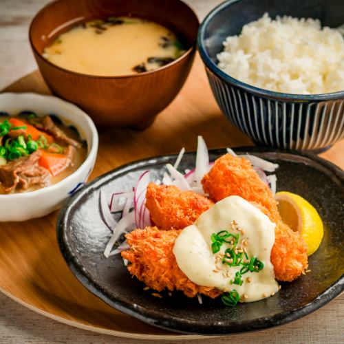 カキフライ定食　もつ煮付き