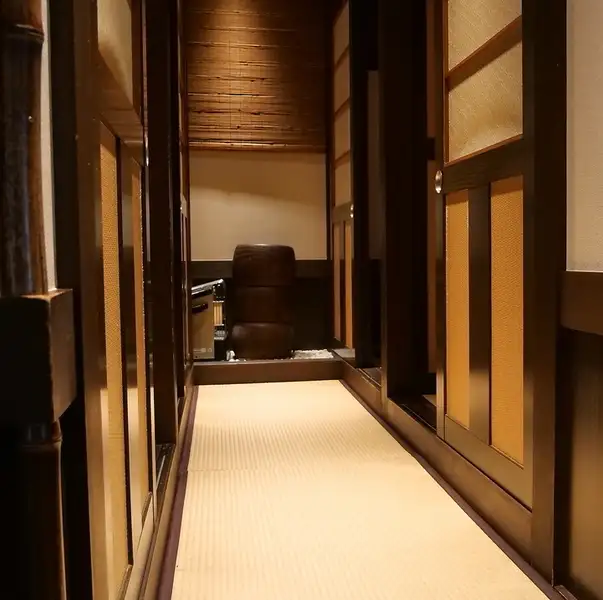 まさに大人の隠れ家。お忍びでの利用に◎雰囲気抜群の波に千鳥にお越しください。