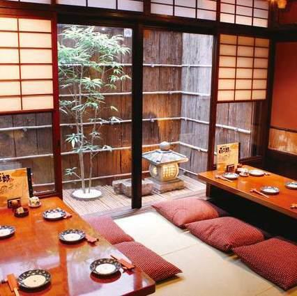 京情緒あふれる店内は、雰囲気抜群です。お席は各種ご用意！