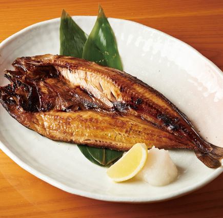 《满足套餐》 4980日元套餐，包含2小时无限畅饮 ★ 特别精选3种刺身拼盘、炙烤鲭鱼等。