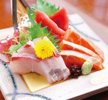 《畅饮套餐》 2 小时畅饮套餐，5980 日元 ★ 北海道豪华 3 种刺身、烤鲑鱼腩等。