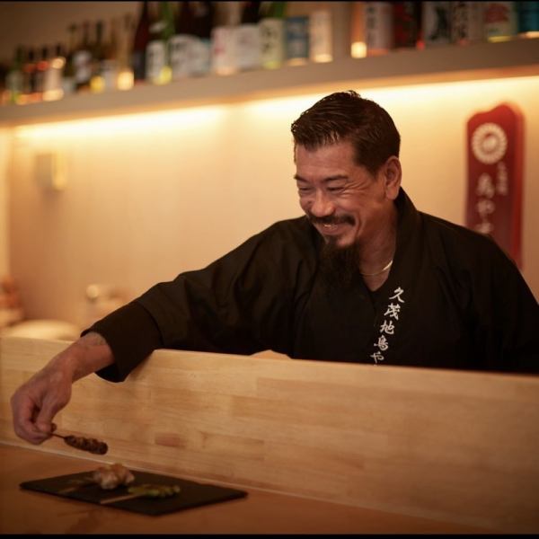 気さくな料理人・スタッフによる接客に定評があります◎カウンター越しに提供してもらう焼き鳥は格別♪