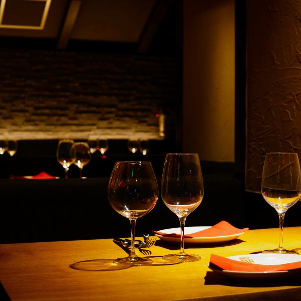 女子会・デートにも最適なお席♪ダウンライトに照らされたシックでモダンな空間でゆったりワインと食事をお楽しみください。