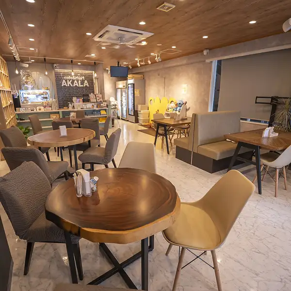 木の温もりを感じる店内は、天井まで木目調で統一された居心地の良い空間。やさしい雰囲気に包まれながら、ランチやカフェタイムをゆったりとお楽しみいただけます。お一人様からご友人、ご家族まで幅広いシーンでご利用ください。