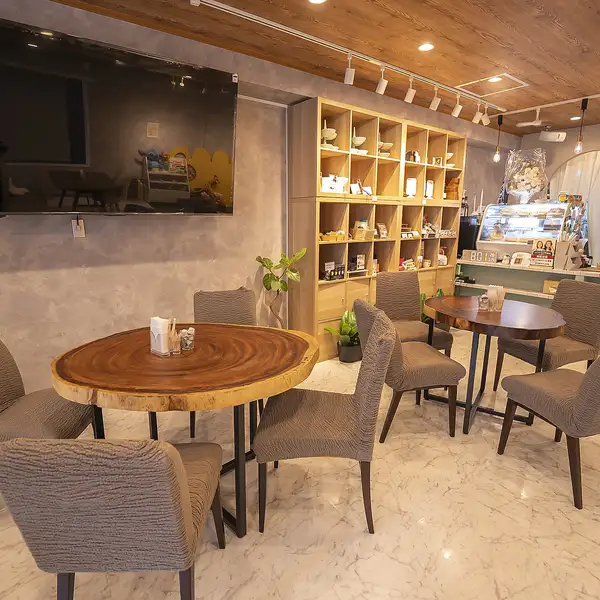 木目を基調としたハワイアンテイストの店内は、明るく開放感のある居心地の良い空間。日常を少し忘れて、ゆったりとした時間を過ごせます。ランチやカフェ利用はもちろん、女子会やママ会にもぴったりです。
