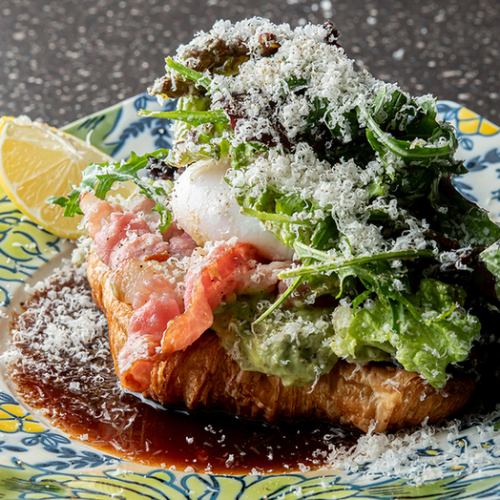 VIBES Salad Kurunji (Smash Croissant Open Sandwich)