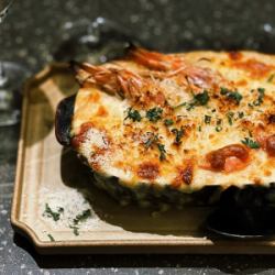 濃厚な赤海老のアメリケーヌグラタン