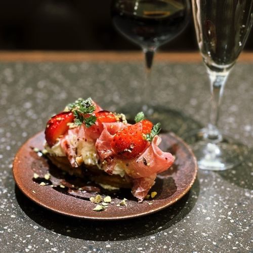 时令吉事果配水果和意大利熏火腿