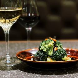 黑橄欖和綠花椰菜佐鳳尾魚醃料