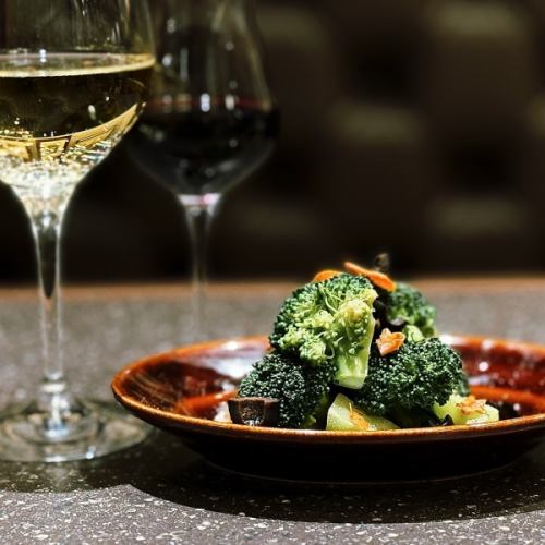 黑橄榄和西兰花配凤尾鱼腌料