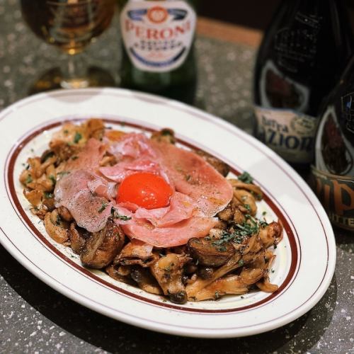 巴斯克风味蛋黄、意大利熏火腿和蘑菇黄油炒菜