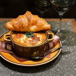 洋蔥焗烤牛角麵包湯