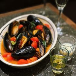 白酒蒸貽貝佐番茄和羅勒