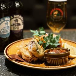 炸魚薯條配塔塔醬和莎莎醬