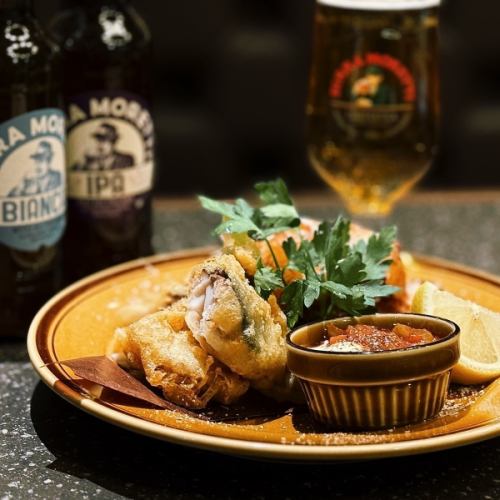 炸鱼薯条配塔塔酱和莎莎酱