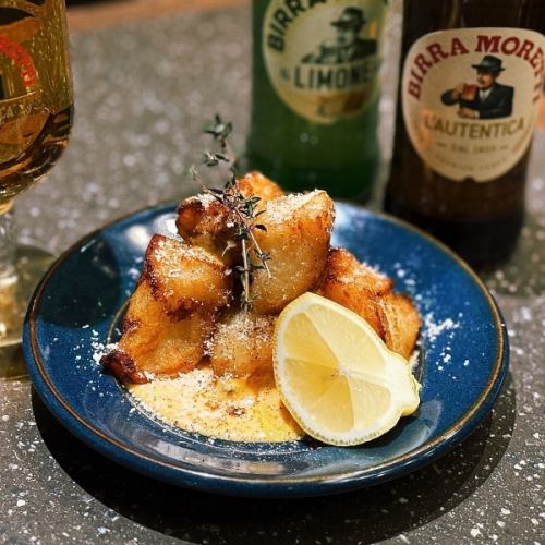 炸薯条配蒜泥蛋黄酱