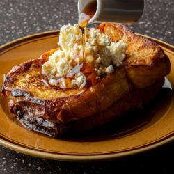 打發的奶油、楓糖漿、法式吐司