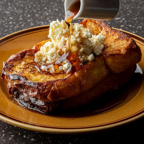 打发的黄油、枫糖浆、法式吐司