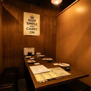 6名テーブル席です。友人、合コン、記念日に最適◎ロールカーテンを下して他グループとの接触を制限可能です◎