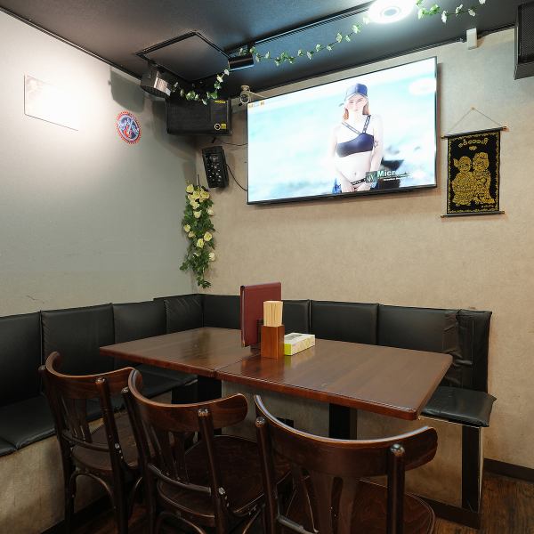 【気軽に集まれるテーブル席完備】複数のテーブル席をご用意！会社帰りの一杯や学生同士の飲み会にもぴったりです◎肩肘張らずに本場料理を囲みながら、自然と会話が弾む心地よい空間です♪
