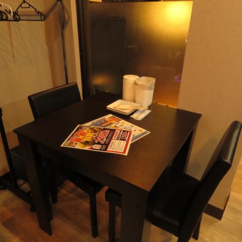 It is a table seat for 4 people.You can use it in various scenes such as drinking party with a small number of people and girls' party.※ The image is an example.