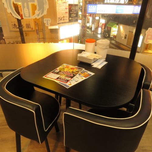 It is a table seat for 4 people.How about using it with your family, friends, or colleagues? We have an all-you-can-eat and all-you-can-drink course, so please feel free to use it♪