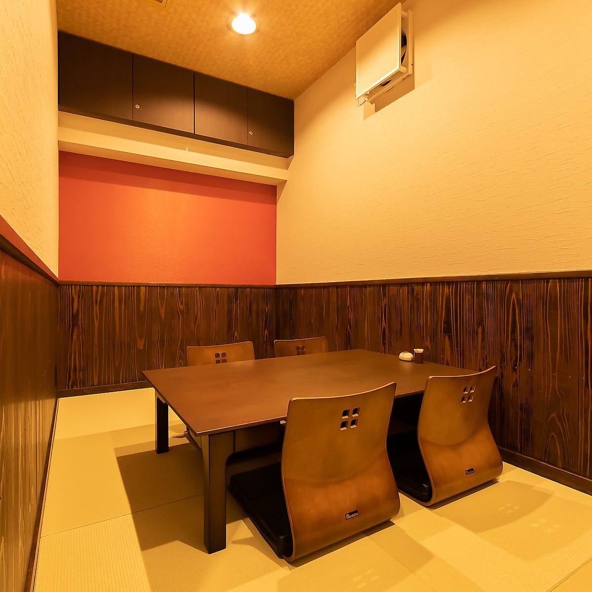 完全個室のお部屋がおひとつございます！ご予約はお早めに！