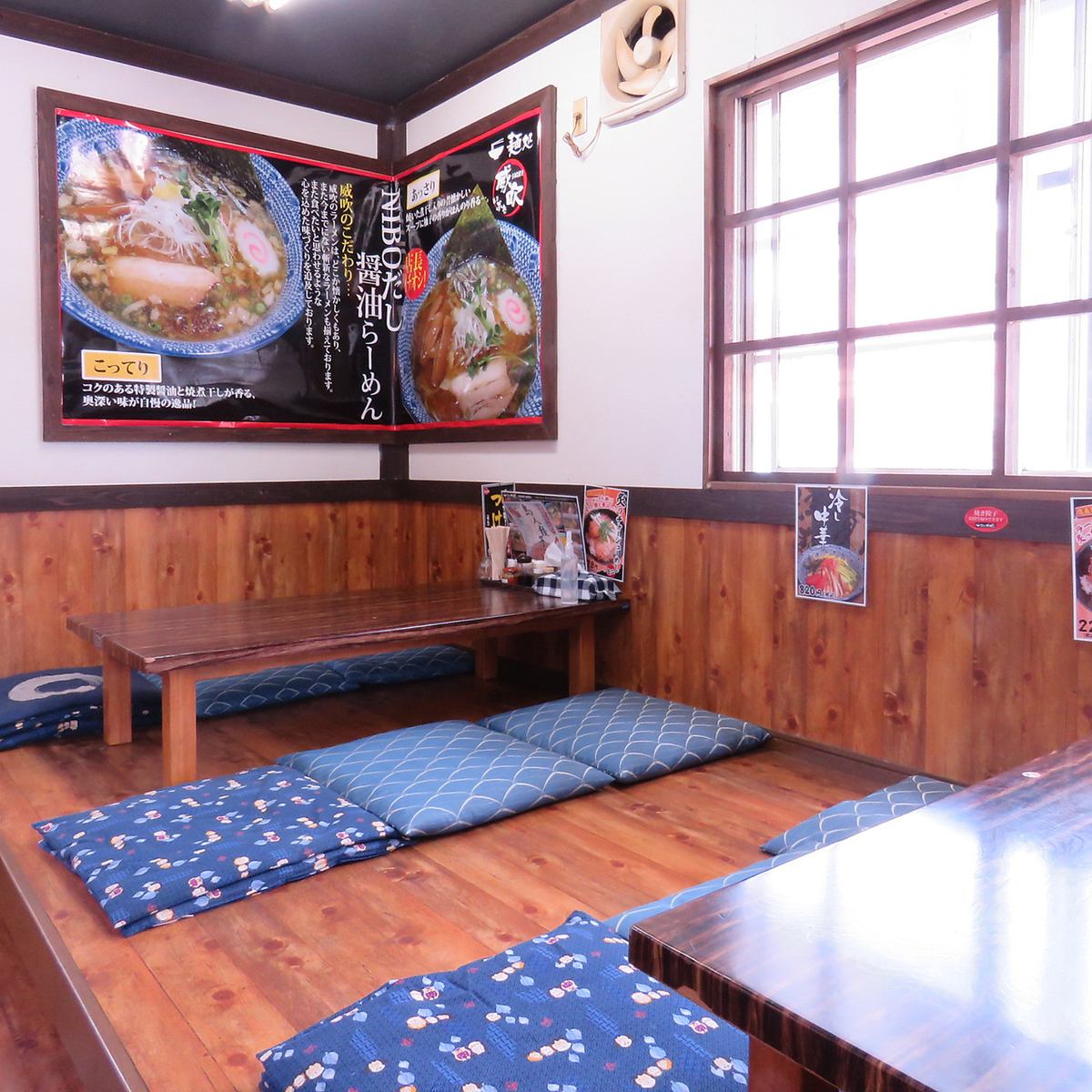 A tatami room is available for small children to enjoy their meals with peace of mind.