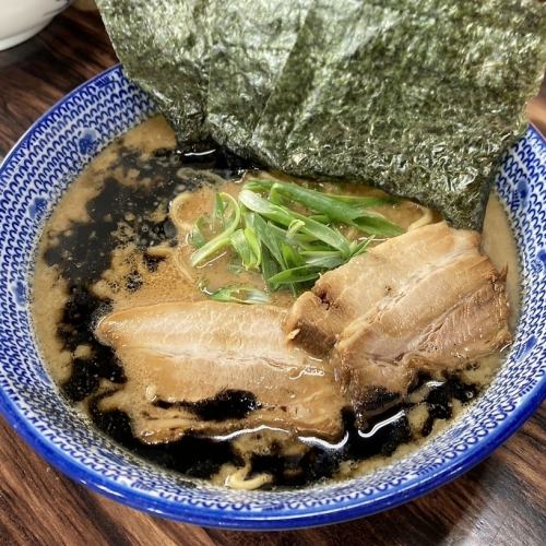 A special dish! Black tonkotsu soy sauce ramen 980 yen (tax included)