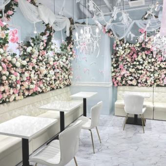 開放感のある広い店内で大理石のテーブルと床でお写真も映えること間違いなし♪