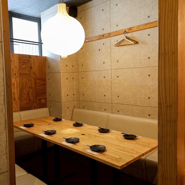 少人数から大人数宴会までご対応可能なセパレート型の個室や、VIP個室まで多彩なお部屋を完備。最大50名様での貸切宴会も承っております。落ち着ける店内を貸し切って、くつろぎのひとときをお過ごしください。会社宴会や接待、女子会にピッタリの2時間飲み放題付プランも多数ご用意しております。