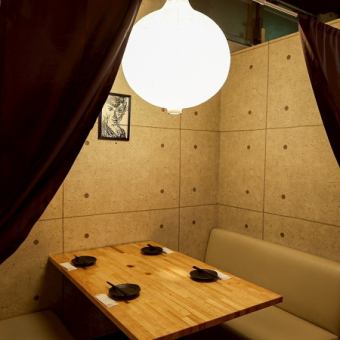 ほんのり妖艶な雰囲気を醸す少人数向けの個室です。デートやご接待など、相手との親密度を上げたいときは、こちらの個室がおすすめ。ス落ち着いて会話やお食事をお楽しみいただけます。人気のお部屋ですので、早めのご予約をおすすめいたします。