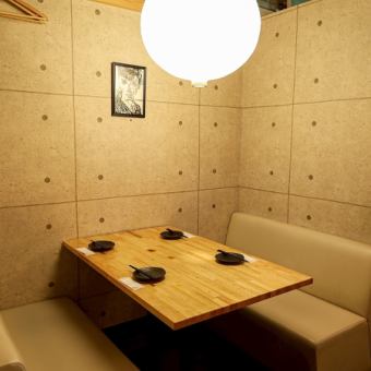 【2名様用｜デートにも利用できる個室】日常の喧騒を忘れさせる大人の空間。木を基調とした落ち着いた店内にはデートにも最適なカップルシートを完備しております。個室なので会話を妨げられることなく、お二人の時間をゆったりとお過ごしいただけます。