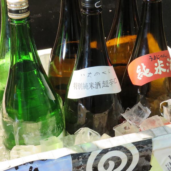 カウンター席の目の前で日本酒がドブ漬けにされております！常時5～6本刺さっておりキンキンに冷えた日本酒をご提供できます！ぜひご注文ください！