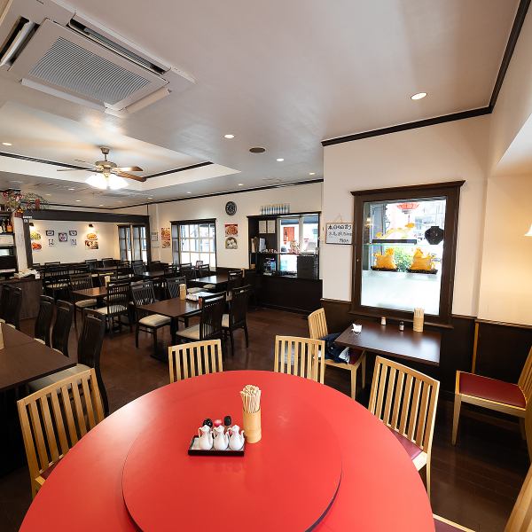 広々とした落ち着いた店内。各人数・シーンに合わせて使いやすいテーブル席を多数ご用意しております。ご家族でのお食事や各種宴会などに◎大人数宴会の場合は貸切のご相談も可能です♪プライベート空間で、お仲間達とワイワイ楽しい時間をお過ごしいただけます！ご利用の際はお気軽にお問合せくださいませ◎