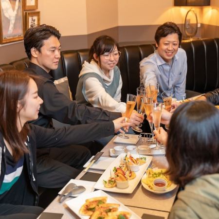 ダーツの合間はお席でフードやお酒を楽しみながら、ゆったりおくつろぎください♪お好みで注文できるアラカルトメニューも、ご宴会にぴったりのコースもご用意しております！※画像はイメージ