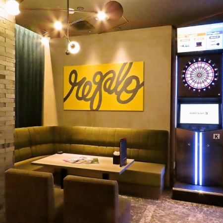 ラグジュアリーな雰囲気でゆったりとダーツを楽しめる半個室をご用意しております！最大6名様まで対応可能で、気の合う仲間と盛り上がりたいときにもぴったりです♪※画像はイメージ