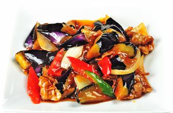 Stir-fried pork and garlic sprouts / stir-fried chicken with black vinegar / stir-fried eggplant with spicy sauce / stir-fried five-eyed vegetables / stir-fried pork and kimchi