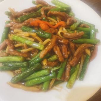 Stir-fried shredded pork and garlic sprouts