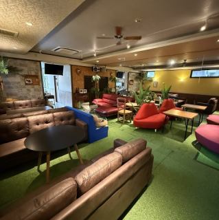 《複数人でもゆったりと寛げるソファー席です◎》