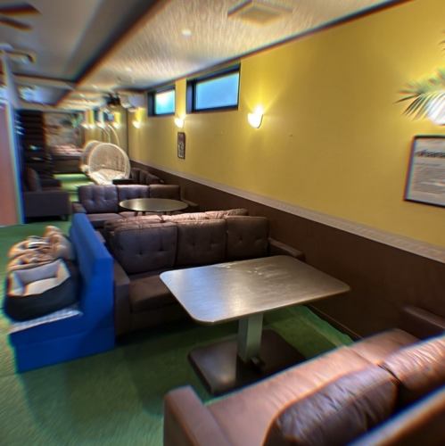 《少人数でもゆったりと寛げるソファー席です◎》