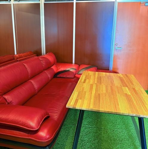 《少人数でもゆったりと寛げるソファー席です◎》