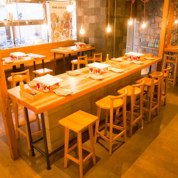 Big table lined in the center of the shop.How about a wonderful girls party that surrounds delicious dishes ♪