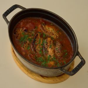 鶏もも肉と豚ラムソーセージのカチャトーラ～ハーブトマト煮込み～