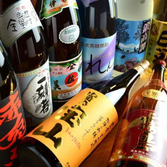 A number of sake and shochu lined up at the counter... Tonight we'll have sake and yakitori♪