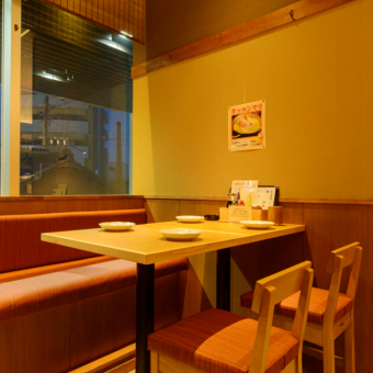 A seat where you can casually taste yakitori and enjoy sake.It is also possible to create seats suitable for medium-sized people by connecting table seats.Available for 2 to 16 people.